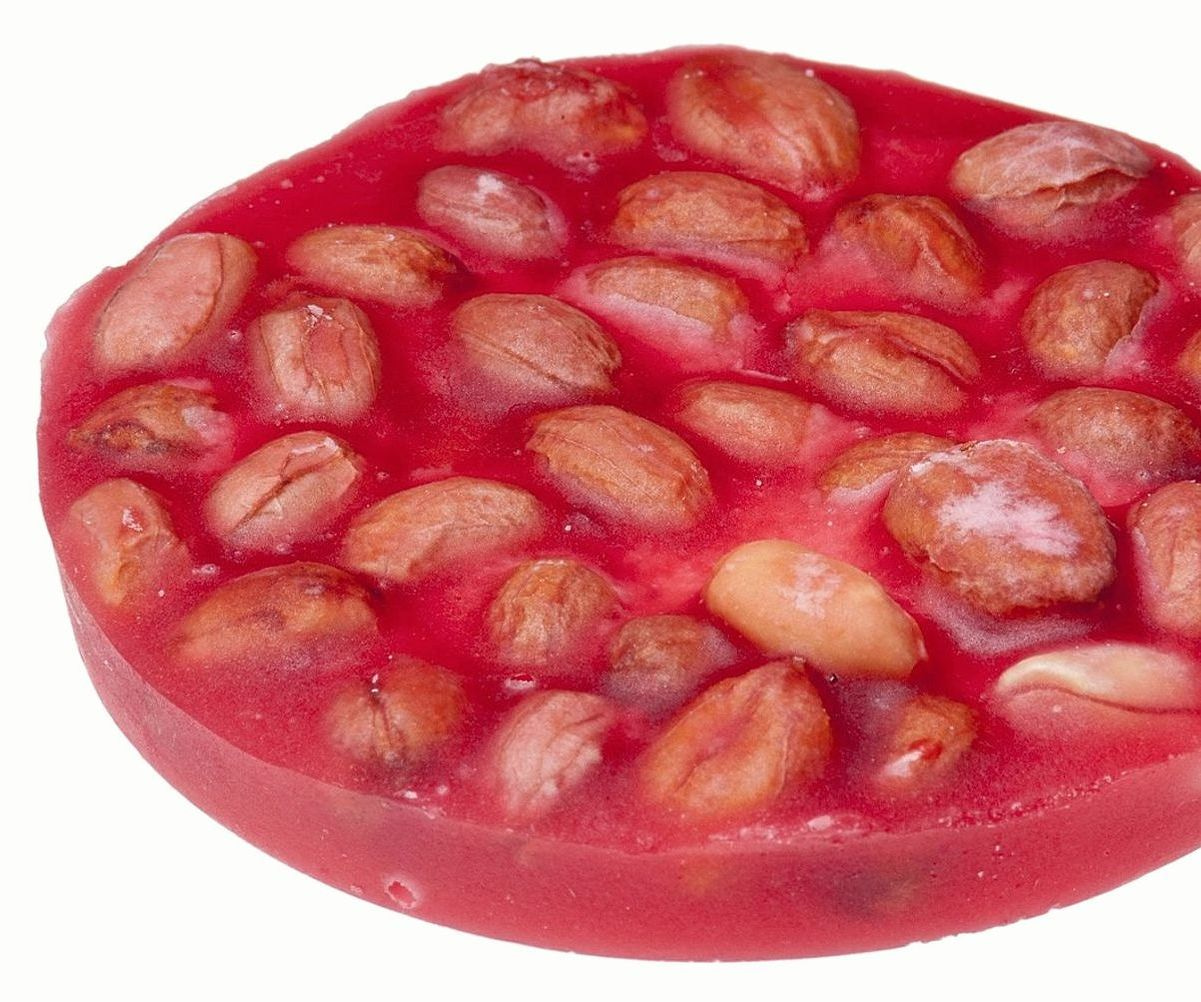 Vitrina repleta de bombones de chocolate y golosinas artesanales